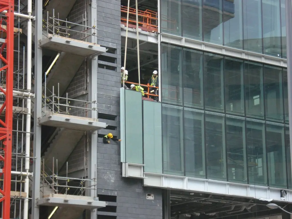 What Are the Advantages of the Curtain Walling Installation